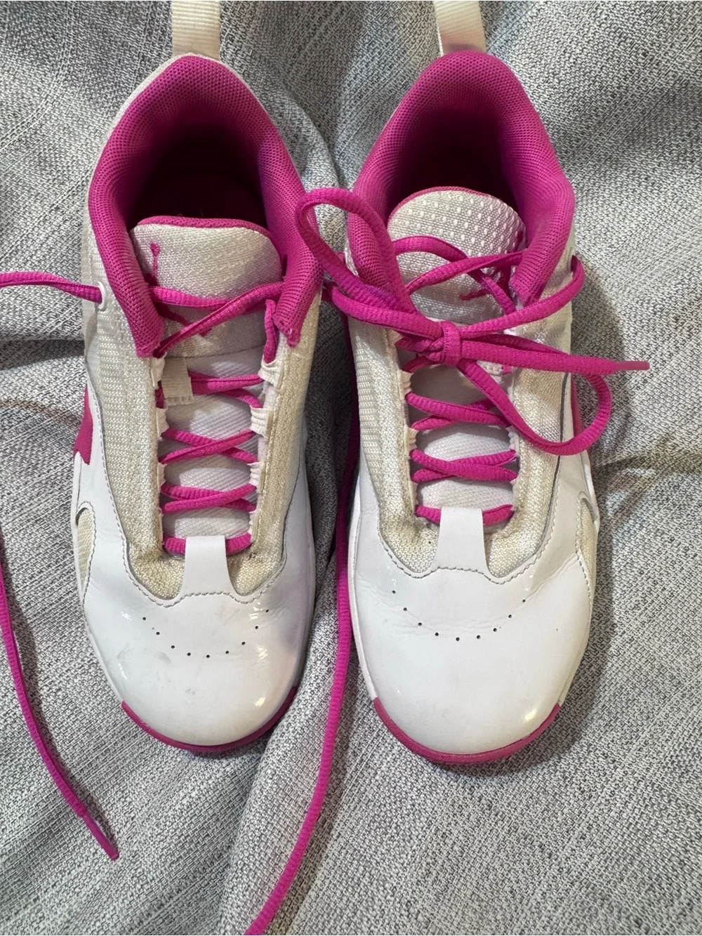 Jordan Max Aura 6 White Fire Pink Sneakers Size 4.5Y FQ8297-160